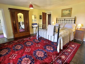 10 bedrooms, cots/infant beds, WiFi, bed sheets