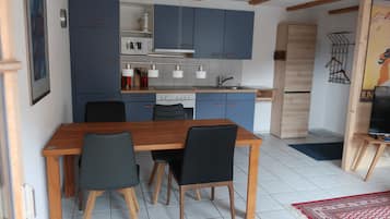 Geladeira, micro-ondas, fogĂŁo, cooktop