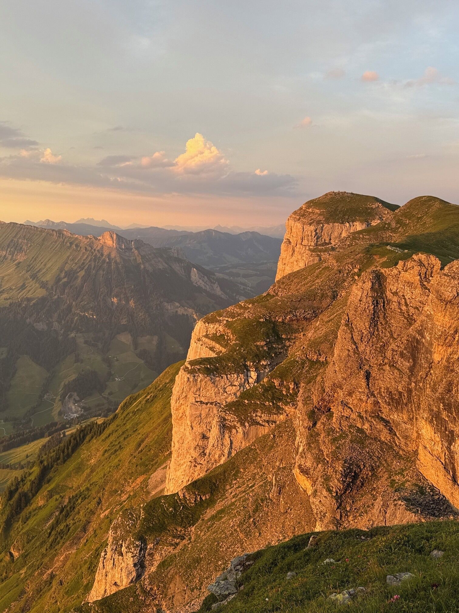 Eine gebirgige Landschaft mit einer markanten Klippe und einem Tal darunter.