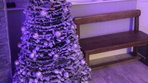 A Christmas tree with purple decorations in front of a window. - Stylish & Contemporary 5 * Fully Renovated Luxurious Holiday Cottage Ambleside  (Ambleside)