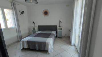 2 bedrooms, iron/ironing board