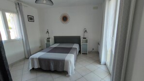 2 makuuhuonetta, silitysrauta/-lauta