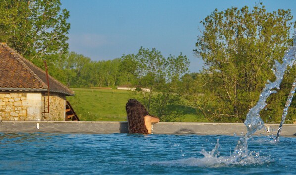 Una piscina al aire libre, una piscina climatizada
