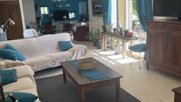 Smart TV, fireplace, DVD player, table tennis