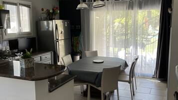 Coffee/tea maker, fridge, microwave, oven