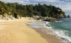 Vlak bij het strand, ligstoelen aan het strand
