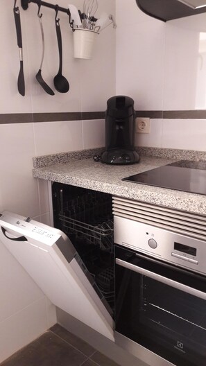 Refrigerador, horno, parrilla de estufa y lavavajillas 