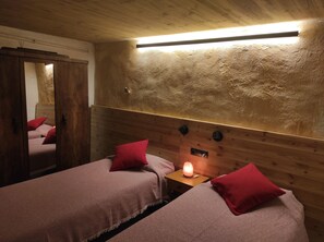 Spa - Very well located house with rustic charm for 4 people (near Girona, Costa Brava (Vilamarí)