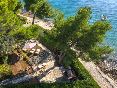 Villa Mare **** / Luxury holiday house on the beach in Vranjica (Trogir Riviera)