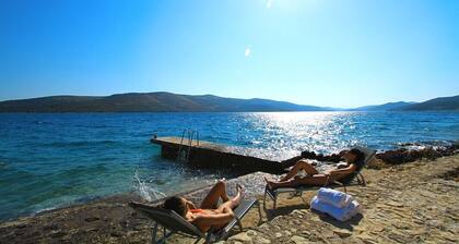 Villa Mare **** / Luxury holiday house on the beach in Vranjica (Trogir Riviera)