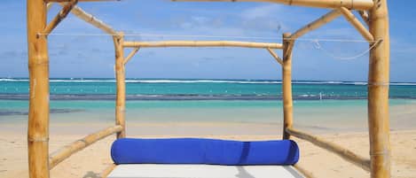 Playa en los alrededores y camastros