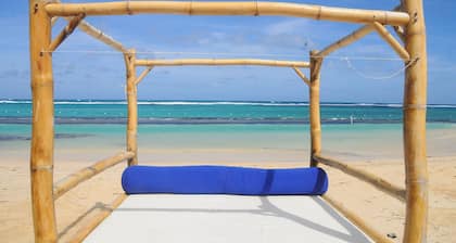 Spacious contemporary, relaxing apartment only 5 minutes walk to fabulous beach