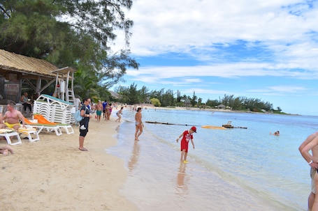 Beach nearby, sun-loungers. Spacious contemporary, relaxing apartment only 5 minutes walk to fabulous beach