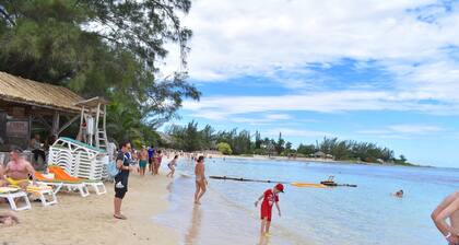 Spacious contemporary, relaxing apartment only 5 minutes walk to fabulous beach