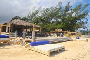 Terrace/patio - Spacious contemporary, relaxing apartment only 5 minutes walk to fabulous beach (Ocho Rios)