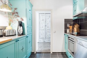 Fridge, oven, stovetop, dishwasher