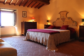 3 Schlafzimmer, Schreibtisch, Bügeleisen/Bügelbrett, Reisekinderbett