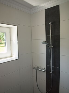 Shower, hair dryer, soap, toilet paper - Emsperle - Vacation home in Emsland, modern and equipped with attention to detail. (Oberlangen)
