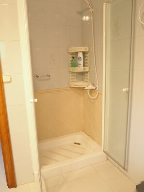 Kombination af bruser/badekar, hårtørrer, bidet, håndklæder