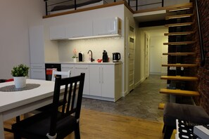 Kühlschrank, Ofen, Geschirrspüler, Wasserkocher mit Kaffee-/Teezubehör