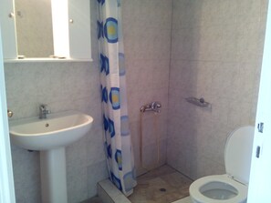 Duschwanne, Haartrockner, Handtücher, Shampoo