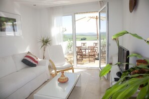 TV a schermo piatto, lettore DVD, impianto stereo