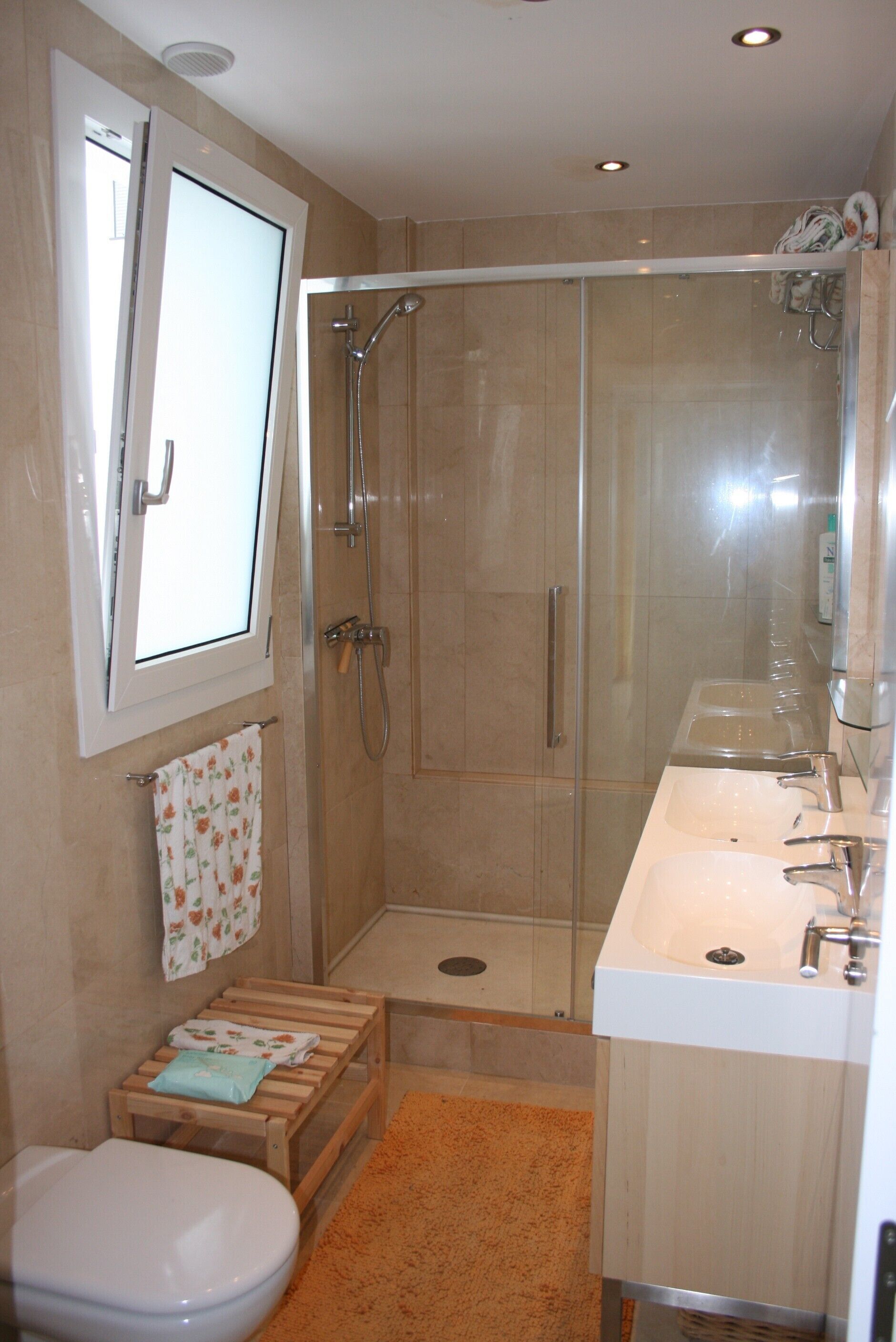 Ein Badezimmer mit Dusche, Toilette und Waschbecken.