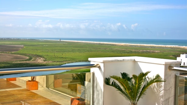 A balcony with a view of a beach and ocean. - MARINA 2 - Penthouse Sea-Views - Private terrace. Swimming Pool. Air Cond+Heat (Conil de la Frontera)