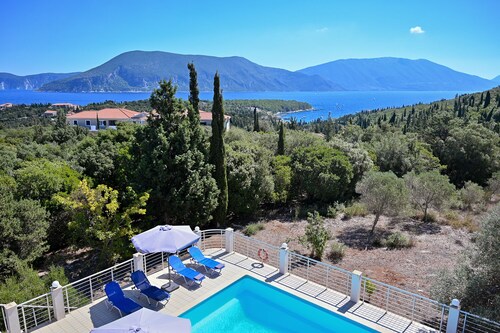 VILLA WITH TOTAL PRIVACY AND WALK DISTANCE TO THE BEACH AND FISKARDO CENTRE