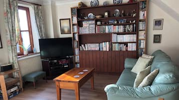Una televisión, un reproductor de DVD, libros, una videoteca