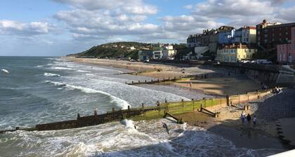 Mökki rauhallisella järvenrannalla, lähellä rantoja, kävelyretkiä ja Broadsia