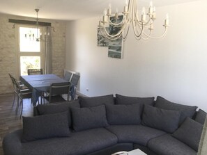 TV, DVD player, mesa de pingue-pongue, livros