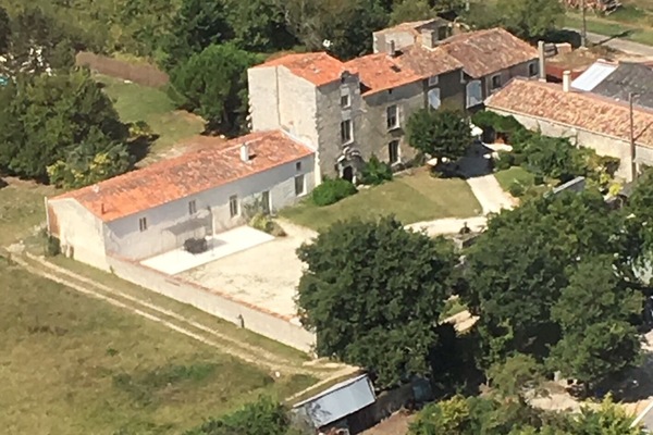 Le domaine complet vu du ciel. La location est sur la gauche, avec la terrasse.