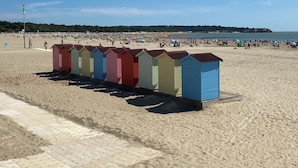 A beach with colorful beach huts and a sandy shoreline. - Unique! A seigneury of the 17th century, completely renovated, 20 minutes from the beach (Thaims)