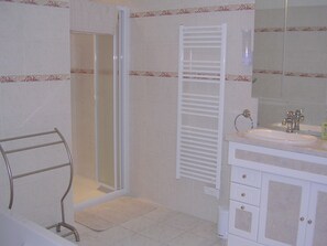 Tina con regadera, secadora de cabello, jabón, papel de baño 