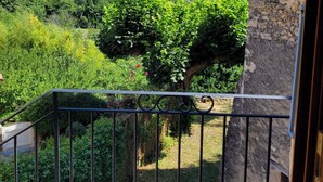 A balcony with a stone wall and a metal railing. - Le Mas des Restanques 3*,located in one of the most beautiful villages in France (Le Poët-Laval)