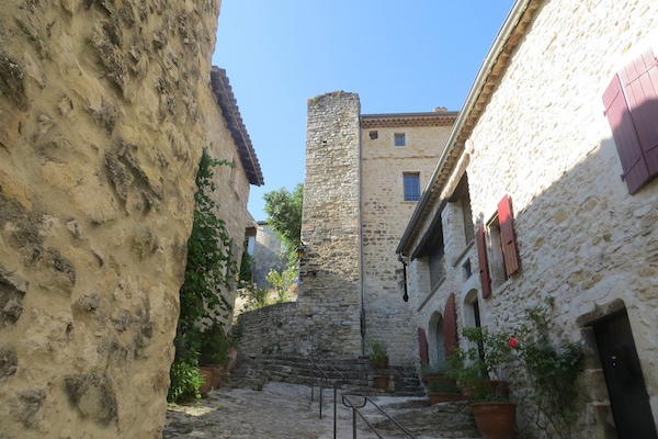 une ruelle avec l'entrée Sud des remparts au fond