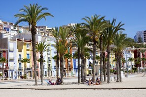 A beachfront with palm trees and colorful buildings. - Modern Apartment In The Heart Of The Old Town (Altea)