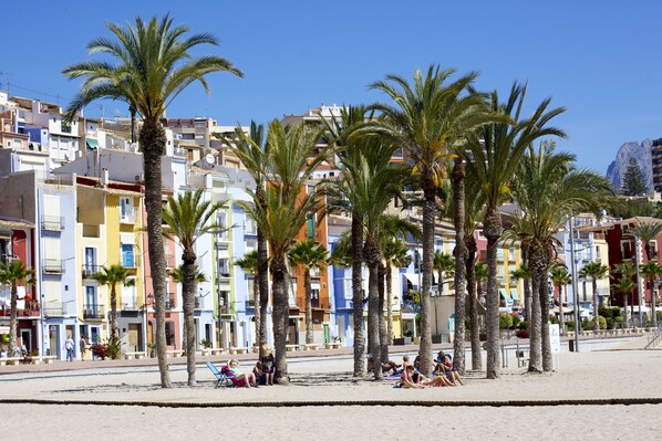 Nær stranden og strandhåndklær