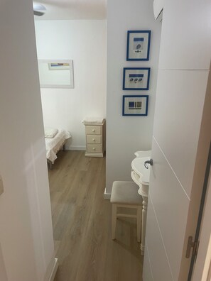 2 soverom, strykejern/-brett, reiseseng for barn og wi-fi (inkludert)