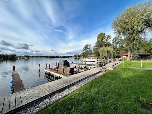 Lake view oasis with private jetty: your dream vacation apartment by the water