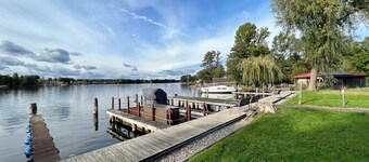 Lake view oasis with private jetty: your dream vacation apartment by the water
