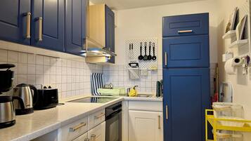 Fridge, oven, stovetop, coffee/tea maker