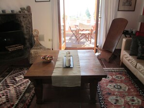 智能电视、壁炉、书