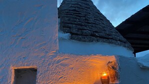 Un bâtiment doté d’un toit à forte pente, recouvert de neige, et d’une petite fenêtre.