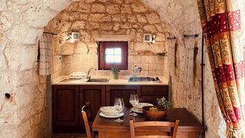 Réfrigérateur, plaque de cuisson, grille-pain