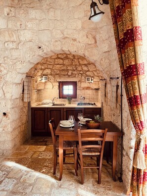 Fridge, stovetop, toaster, cookware/dishes/utensils - Trullo della Luna – Authentic Trullo with Private Pool (SAN MICHELE SALENTINO)