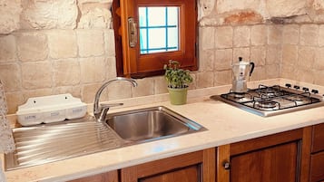 Kühlschrank, Herdplatte, Toaster, Kochgeschirr/Geschirr/Besteck