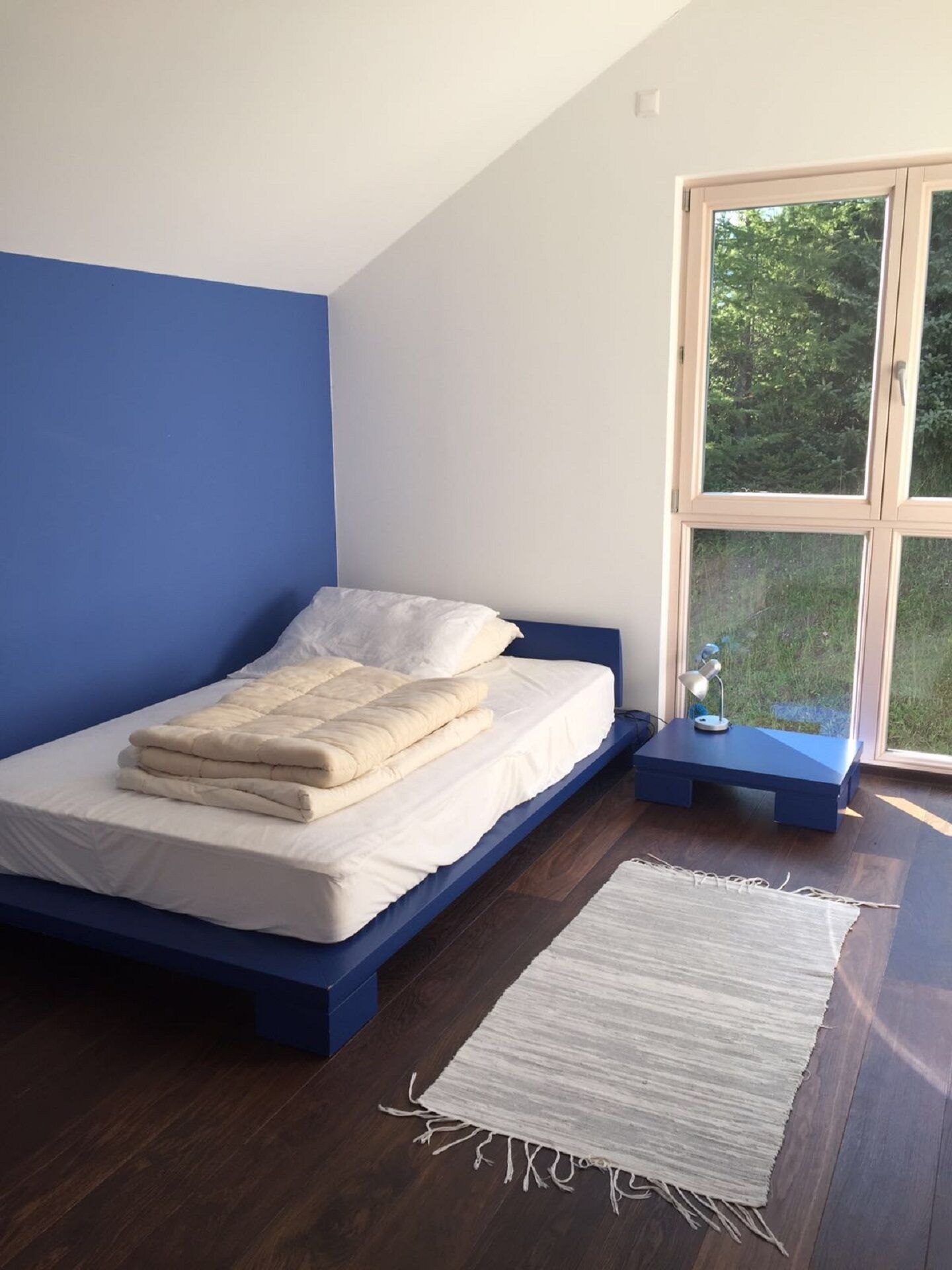 4 habitaciones, escritorio y tabla de planchar con plancha 