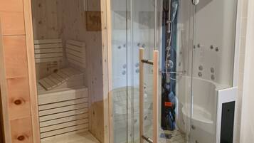 Bathtub, jetted tub, hair dryer, bidet